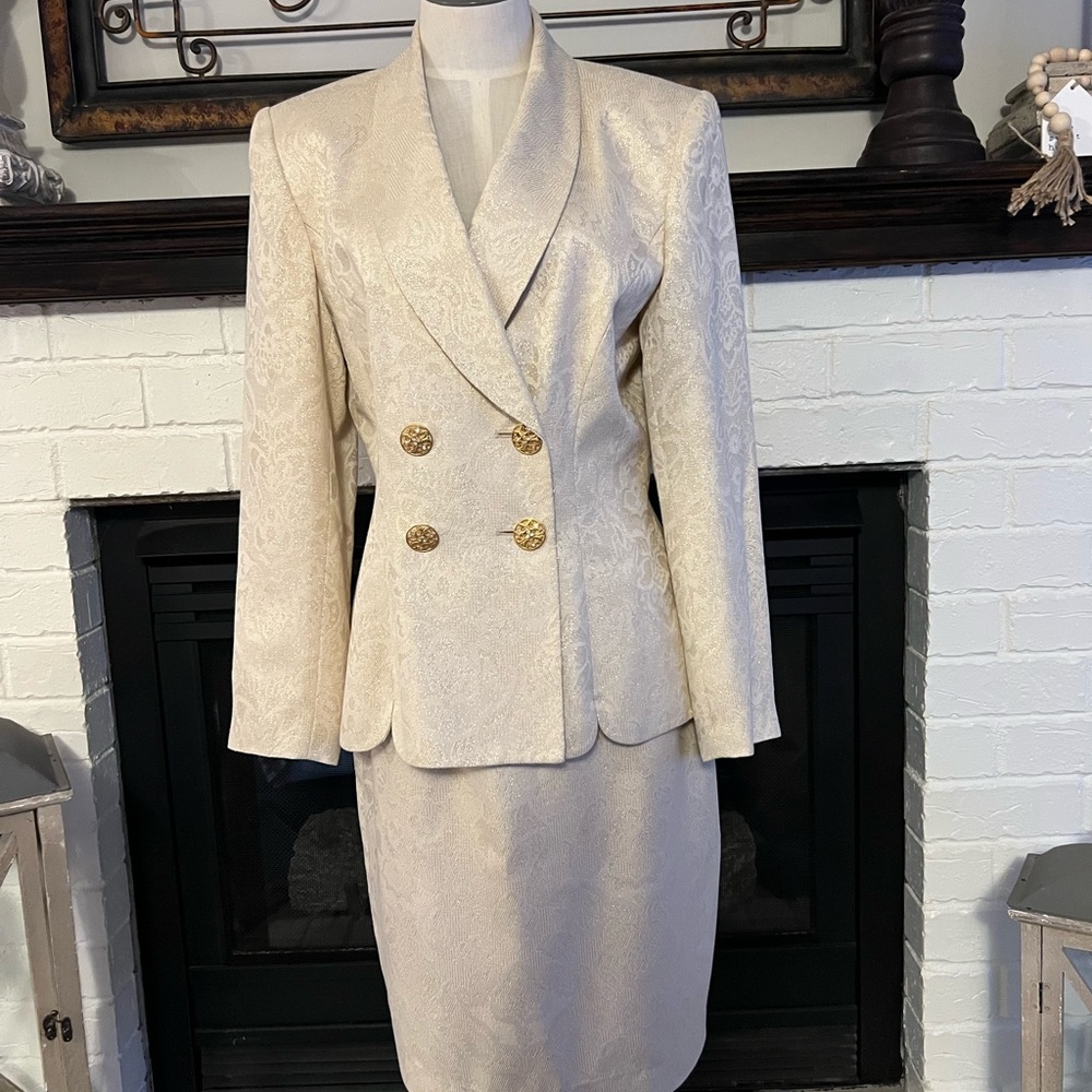 Beautiful Vintage Albert Nipon Suit - image 1